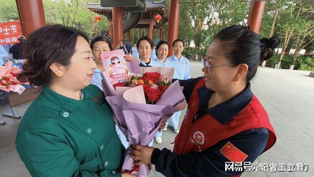 致敬白衣天使凝聚社会温情麻将胡了2沈阳爱心企业(图4)