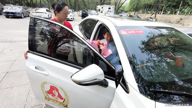 致敬白衣天使凝聚社会温情麻将胡了2沈阳爱心企业(图2)